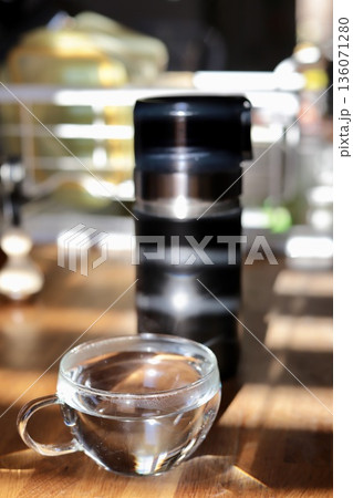 キッチン位に置いた白湯と保温機能付きのタンブラー キッチン位に置いた白湯と保温機能付きのタンブラー 136071280