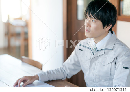 打ち合わせする作業服の男性 136071311