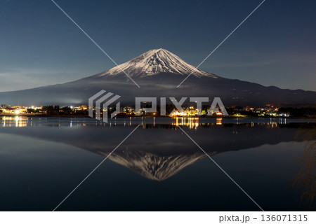 冬の河口湖 月光に照らされる逆さ富士山 136071315