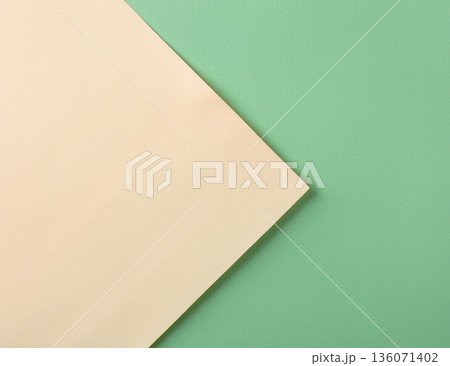 春を感じるナチュラルな紙風テクスチャ背景素材 136071402