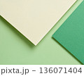 春を感じるナチュラルな紙風テクスチャ背景素材 136071404