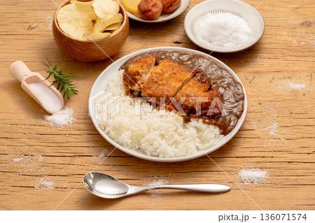塩分の多い料理：かつカレー、梅干し、たくあん 136071574