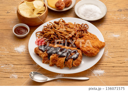 塩分の多い料理：焼きそば、かつカレー、フライドチキン 136071575