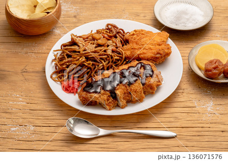 塩分の多い料理:焼きそば、とんかつ 塩分の多い料理:焼きそば、とんかつ 136071576