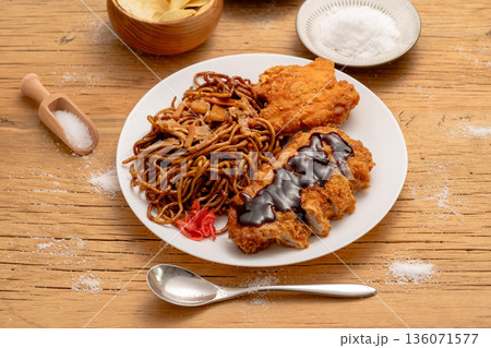 塩分の多い料理:焼きそば、かつカレー、フライドチキン 塩分の多い料理:焼きそば、かつカレー、フライドチキン 136071577