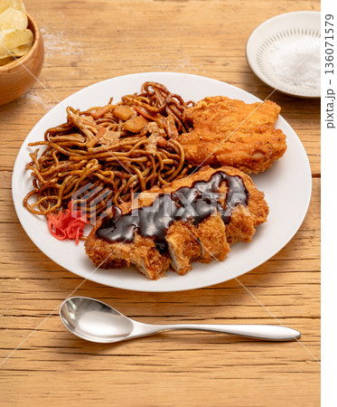 塩分の多い料理：焼きそば、とんかつ 136071579