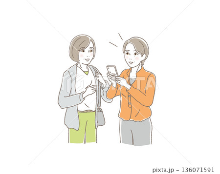 スマホをみながら話をするシニア女性二人組・中高年・友人・お出かけ・旅行・散歩・ベクターイラスト スマホをみながら話をするシニア女性二人組・中高年・友人・お出かけ・旅行・散歩・ベクターイラスト 136071591