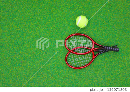 2つのテニスラケットとテニスボール 136071808