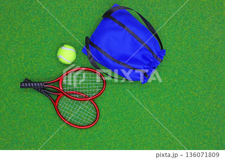 2つのテニスラケットとテニスボール 136071809