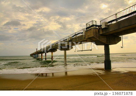 日本一の規模を誇る全長427mの観測用桟橋… 須田浜海岸の『波崎海洋研究施設』 136071878