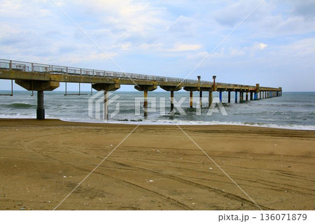 日本一の規模を誇る全長427mの観測用桟橋… 須田浜海岸の『波崎海洋研究施設』 136071879