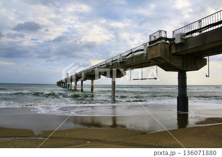 日本一の規模を誇る全長427mの観測用桟橋… 須田浜海岸の『波崎海洋研究施設』 136071880