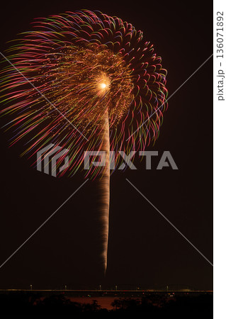 日本の夏の風物詩　打ち上げ花火（水郷おみがわ花火大会） 136071892