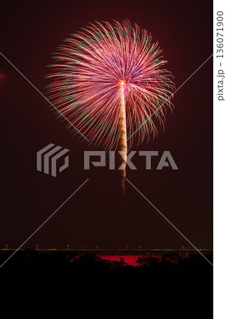日本の夏の風物詩 打ち上げ花火(水郷おみがわ花火大会) 日本の夏の風物詩 打ち上げ花火(水郷おみがわ花火大会) 136071900