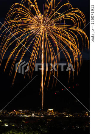 日本の夏の風物詩 打ち上げ花火(千曲川納涼煙火大会) 日本の夏の風物詩 打ち上げ花火(千曲川納涼煙火大会) 136071913