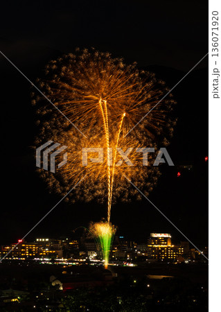 日本の夏の風物詩　打ち上げ花火（千曲川納涼煙火大会） 136071920