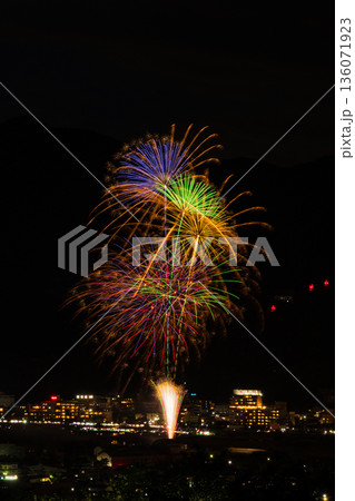 日本の夏の風物詩 打ち上げ花火(千曲川納涼煙火大会) 日本の夏の風物詩 打ち上げ花火(千曲川納涼煙火大会) 136071923