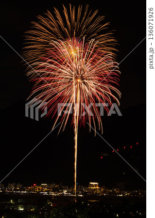 日本の夏の風物詩 打ち上げ花火(千曲川納涼煙火大会) 日本の夏の風物詩 打ち上げ花火(千曲川納涼煙火大会) 136071926