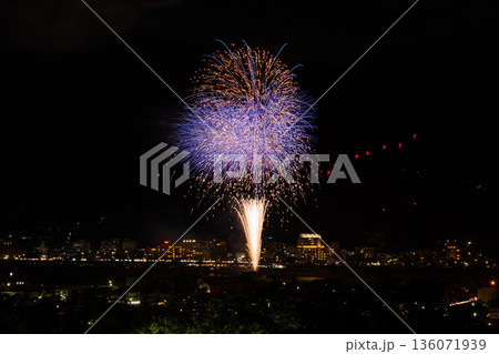 日本の夏の風物詩　打ち上げ花火（千曲川納涼煙火大会） 136071939