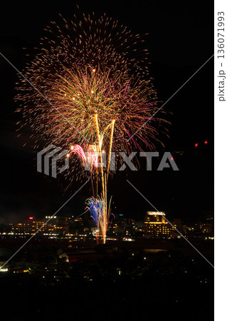 日本の夏の風物詩 打ち上げ花火(千曲川納涼煙火大会) 日本の夏の風物詩 打ち上げ花火(千曲川納涼煙火大会) 136071993