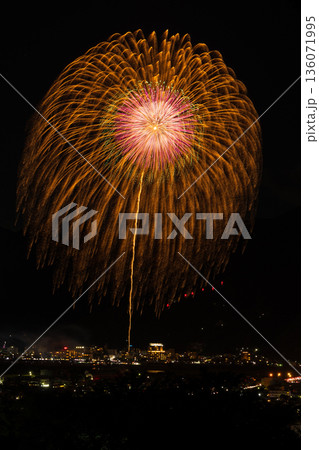 日本の夏の風物詩 打ち上げ花火(千曲川納涼煙火大会) 日本の夏の風物詩 打ち上げ花火(千曲川納涼煙火大会) 136071995