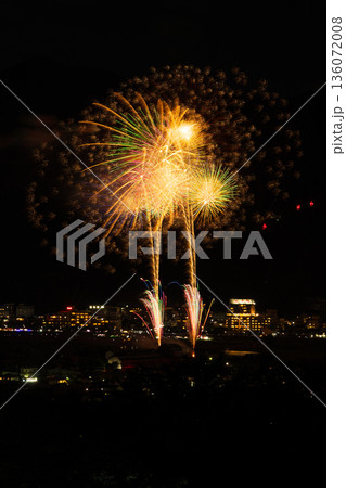 日本の夏の風物詩　打ち上げ花火（千曲川納涼煙火大会） 136072008