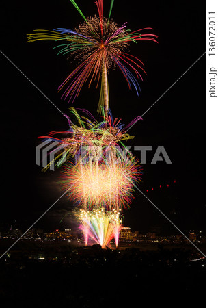 日本の夏の風物詩　打ち上げ花火（千曲川納涼煙火大会） 136072011