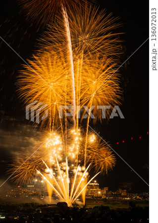 日本の夏の風物詩 打ち上げ花火(千曲川納涼煙火大会) 日本の夏の風物詩 打ち上げ花火(千曲川納涼煙火大会) 136072013