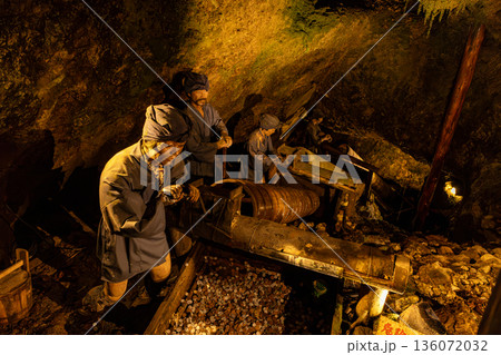 佐渡金山坑道 136072032