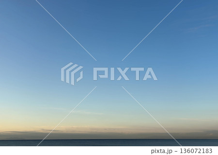 朝の澄んだ青空と穏やかな海 朝の澄んだ青空と穏やかな海 136072183
