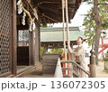 神社で参拝するシニア女性 136072305