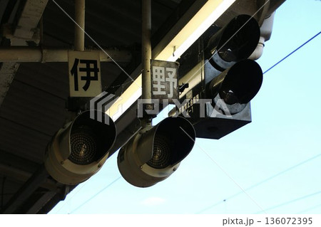 100年を超える歴史の地上線と地上駅… 春日部駅のホームに設置された『出発信号機』 136072395