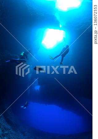 青い海と水中洞窟 パラオの海 ダイビングの風景 青い海と水中洞窟 パラオの海 ダイビングの風景 136072553