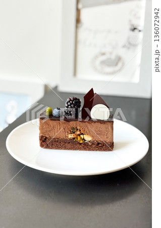 お皿の上のチョコレートケーキ 136072942