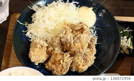 お皿に盛り付けられた、鶏肉の唐揚げ お皿に盛り付けられた、鶏肉の唐揚げ 136072956