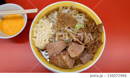 チャーシューとニンニクと野菜たっぷりのラーメン チャーシューとニンニクと野菜たっぷりのラーメン 136072966