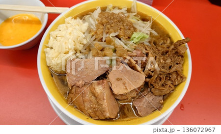 チャーシューとニンニクと野菜たっぷりのラーメン チャーシューとニンニクと野菜たっぷりのラーメン 136072967