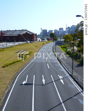 赤レンガ倉庫と道路 赤レンガ倉庫と道路 136072982