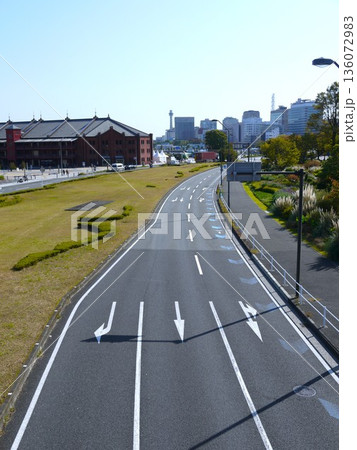 赤レンガ倉庫と道路 136072983