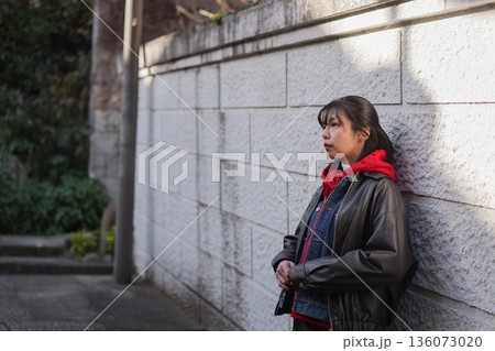 新宿荒木町を散策する女性のポートレート 136073020