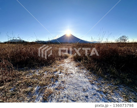富士山と太陽 富士山と太陽 136073798