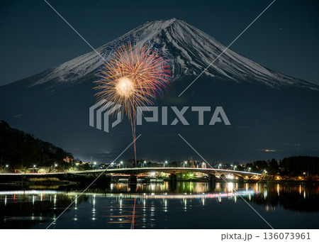 河口湖大橋越しの河口湖冬花火 136073961