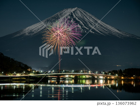 河口湖大橋越しの河口湖冬花火 河口湖大橋越しの河口湖冬花火 136073962