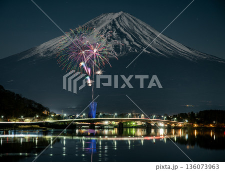 河口湖大橋越しの河口湖冬花火 河口湖大橋越しの河口湖冬花火 136073963