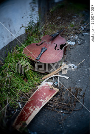 荒廃した場所の壊れた弦楽器 136074087