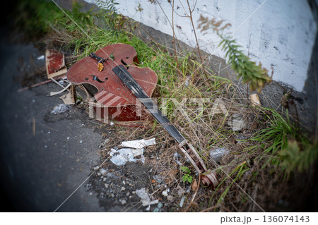 荒廃した場所の壊れた弦楽器 136074143
