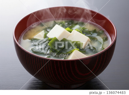 豆腐とわかめの味噌汁 136074483