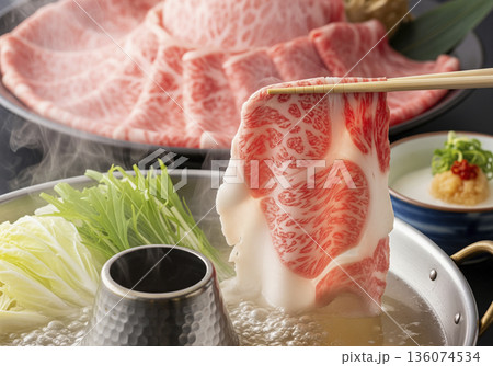 しゃぶしゃぶ（牛しゃぶ） 136074534