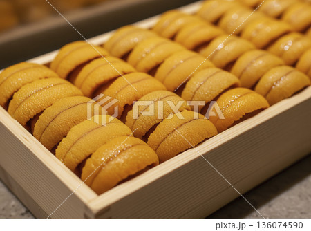 木箱にきれいに並べられた最高級の生ウニ 寿司ネタ 海鮮 市場 新鮮 木箱にきれいに並べられた最高級の生ウニ 寿司ネタ 海鮮 市場 新鮮 136074590