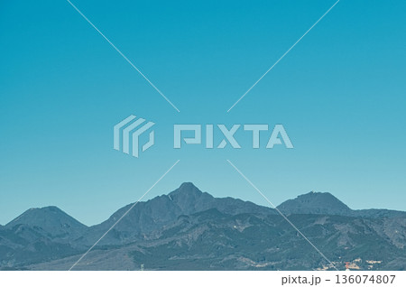 冬の晴れた空と群馬の山並み 136074807